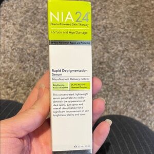 Rapid Depigmentation Serum - White and Green